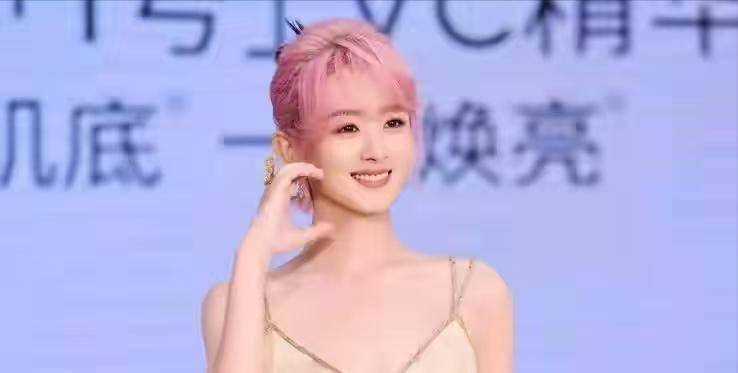 38岁赵丽颖近况曝光！直播遭批太拧巴，连面相都变了，风光不再