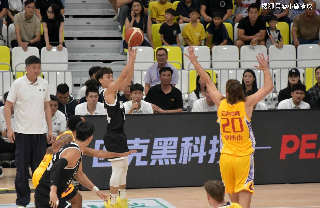 原创             广东84-77击败澳洲劲旅！王牌后卫34分11板6助，杜锋赛后盛赞2人