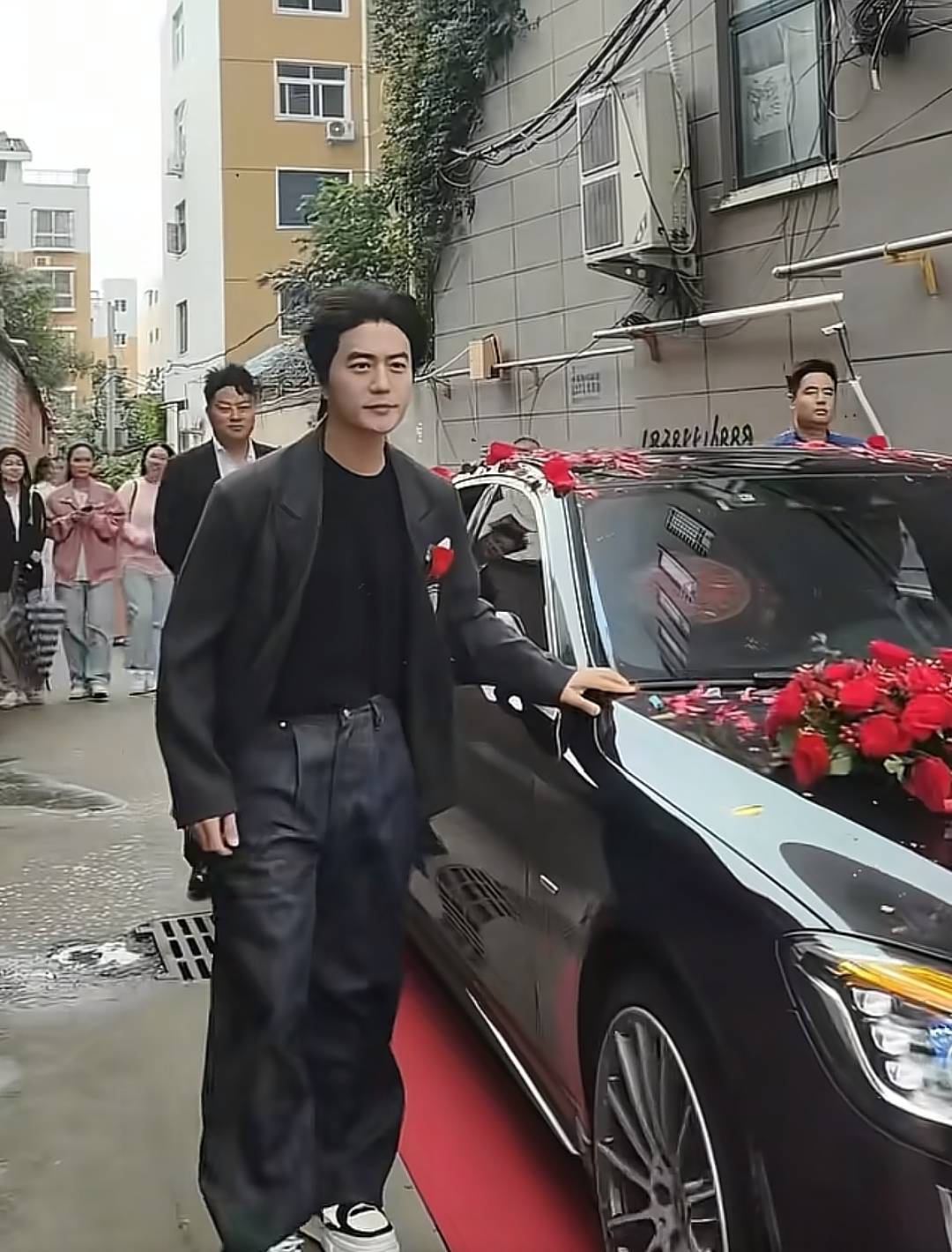 陆虎回老家参加妹妹婚礼，不舍跟婚车慢走，妹妹妹夫长相很有福气