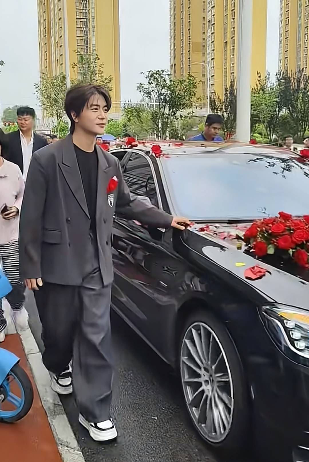陆虎回老家参加妹妹婚礼，不舍跟婚车慢走，妹妹妹夫长相很有福气