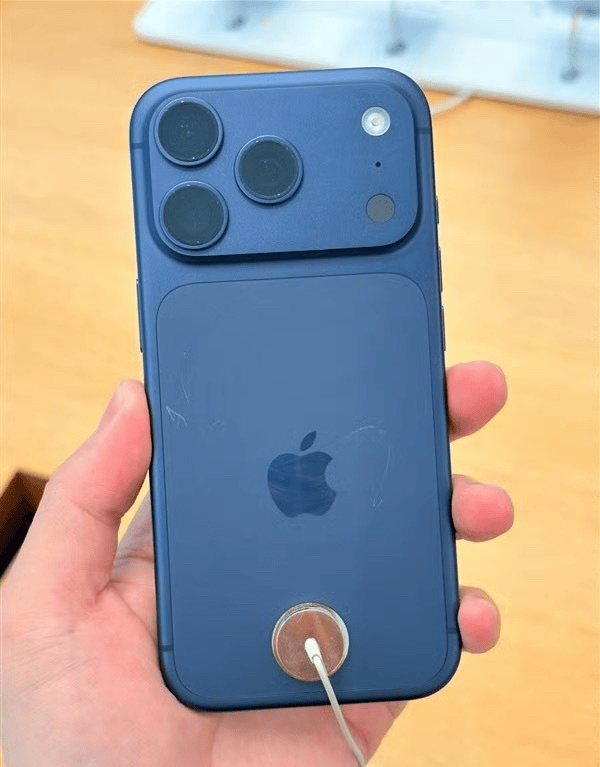 苹果iPhone 17 Pro上市首日暴露划痕问题，甚至贴膜都要小心！