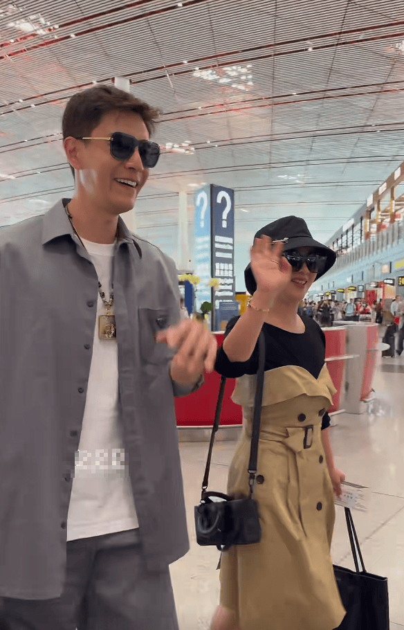 经超夫妇现身机场，小李琳瘦好多看着更年轻，再没人说俩人像母子
