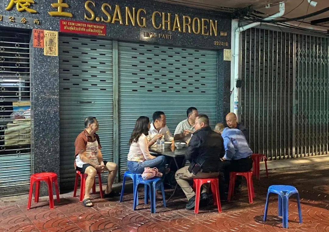 泰国新总理夫人：比总理小20岁，网红店主，气质温婉，钟爱名表