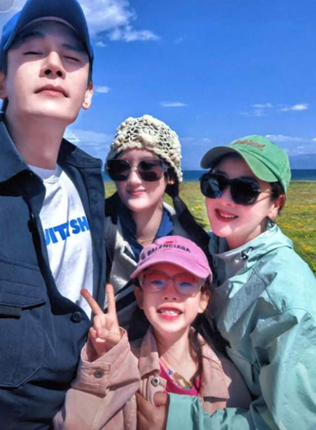经超夫妇现身机场，小李琳瘦好多看着更年轻，再没人说俩人像母子