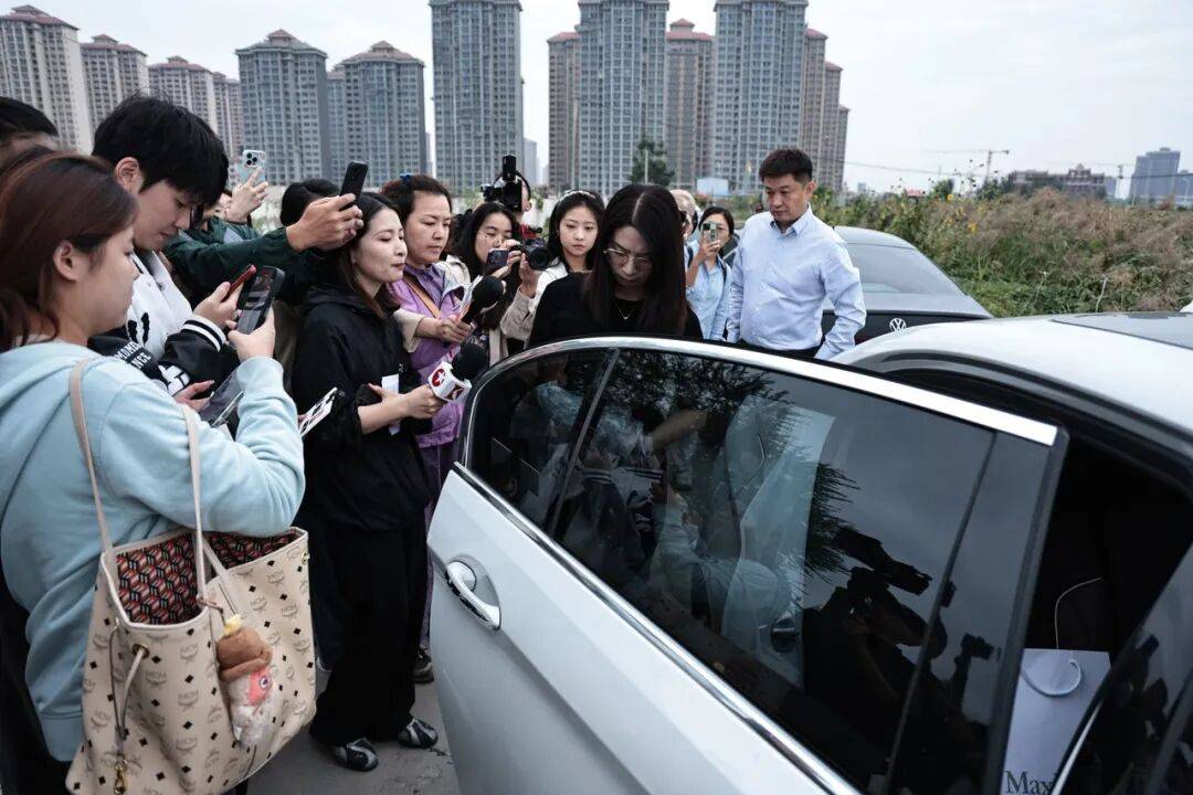 “性侵认定工伤”案开庭，崔丽丽穿被侵害时的衣服与丈夫出庭