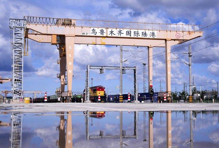 雪莲绽放新时代 团结奋斗谱新篇——以习近平同志为核心的党中央情系天山儿女引领新疆发展纪实