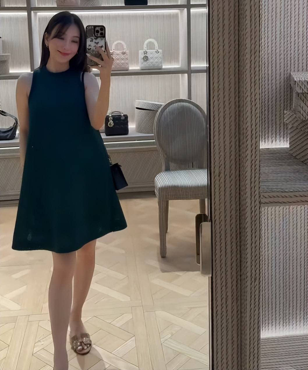 郭富城老婆晒孕期健身照，挺大肚练瑜伽不娇气，长胎少长肉美翻了