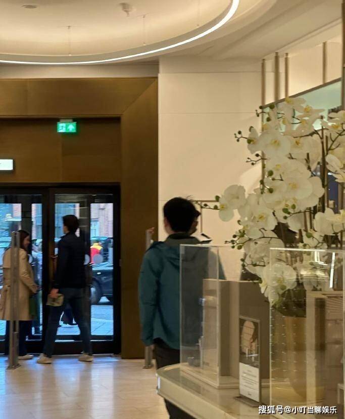 人生赢家！樊振东逛伦敦豪华百货哈罗兹购物包厢看阿森纳大战曼城