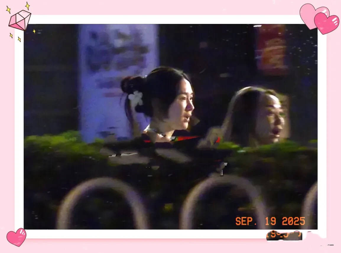 霍思燕夫妇和好友聚餐，穿单肩裙瘦出“小蛮腰”，牵三条狗真拉风