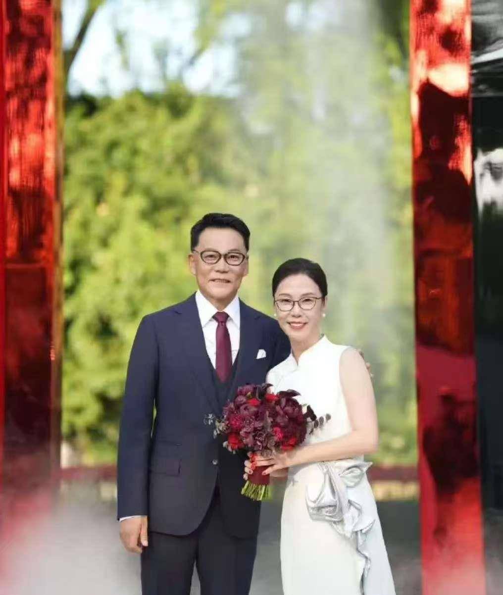 张丹红婚后首度回应与李国庆恋情：30年前因百万债务拒绝李国庆求婚系谣言，从未介入他的上一段婚姻，不会参与他的商业活动