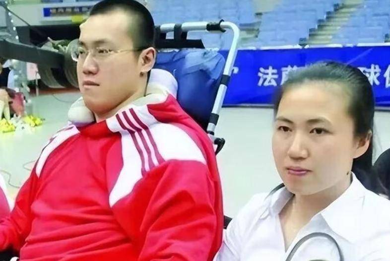 有情有义！郎平探望瘫痪16年汤淼，桌上红包抢眼，妻子母亲全改嫁
