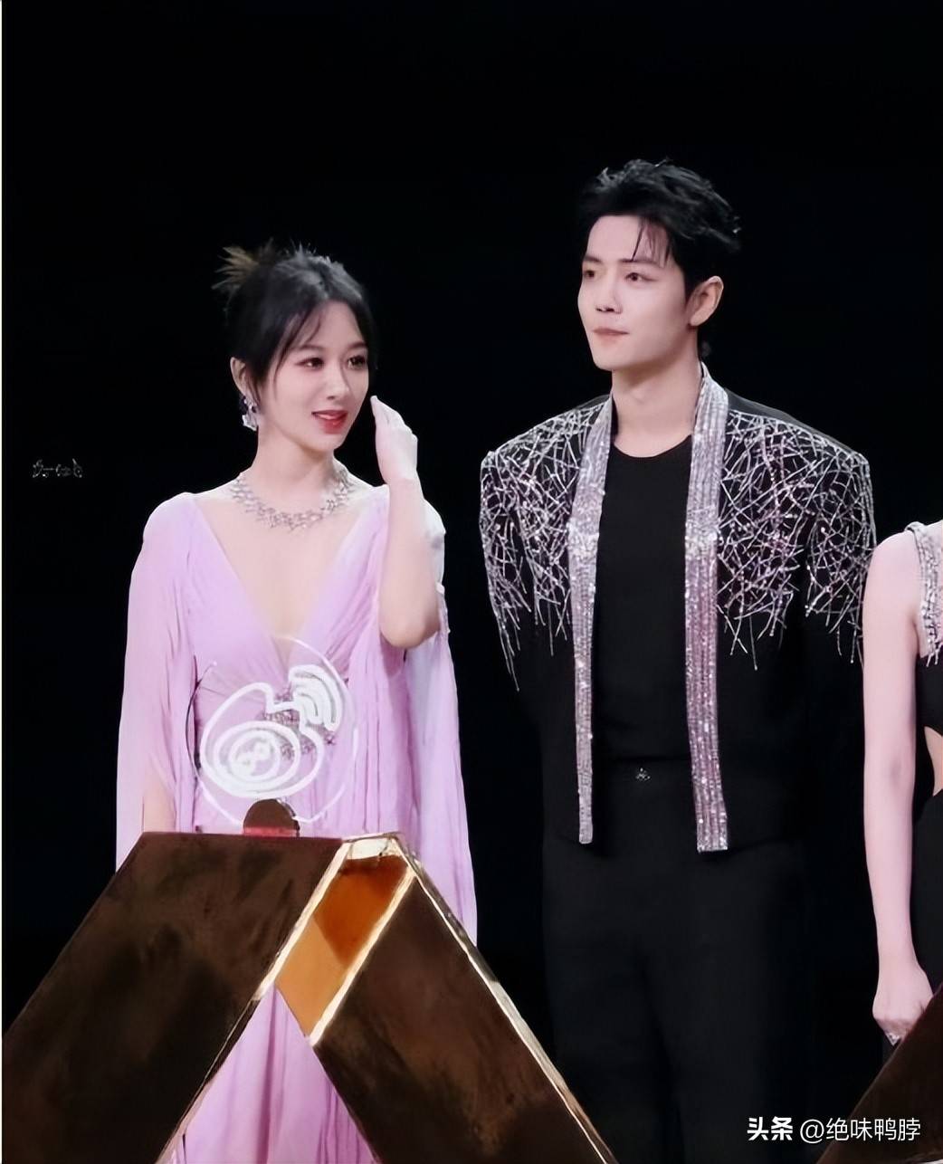 ���ϰѰ���ֱ�ӵݸ�Фս,ע��Фս������ʶ��Ӧ,��Ҳ̫��Ȼ�˰�