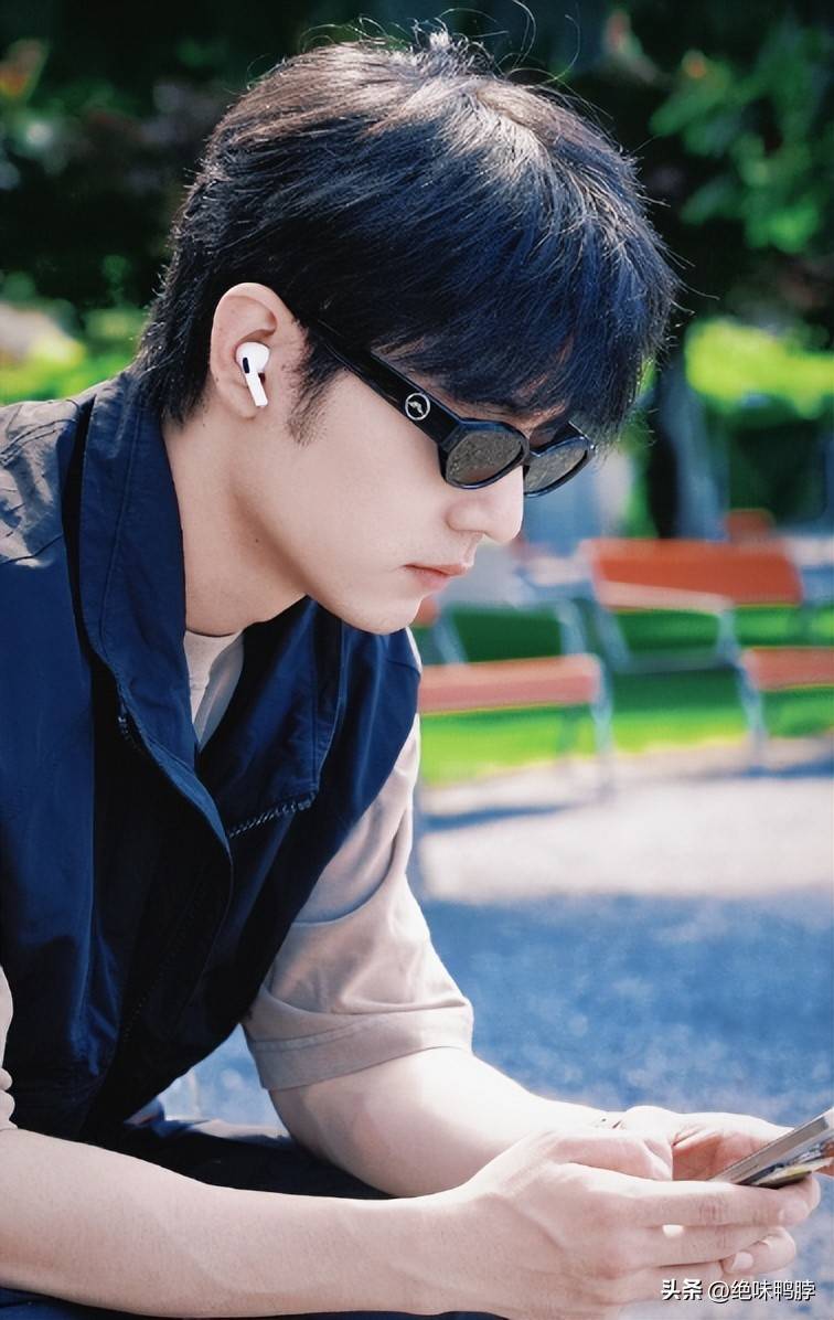 ���ϰѰ���ֱ�ӵݸ�Фս,ע��Фս������ʶ��Ӧ,��Ҳ̫��Ȼ�˰�