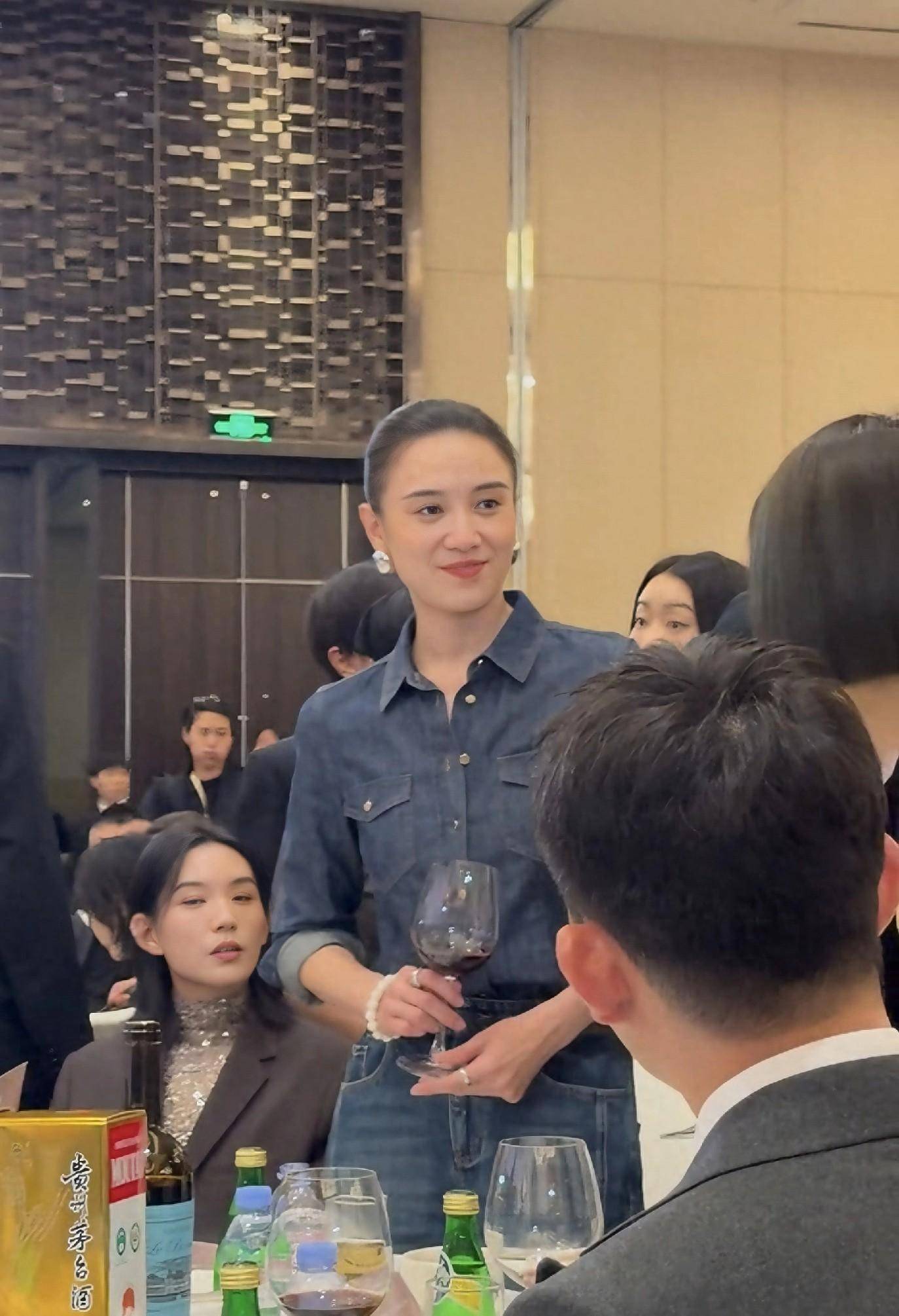 身姿高挑配丸子头又美又飒气质超绝！AG真人app宋佳北京晚宴近照流出(图4)