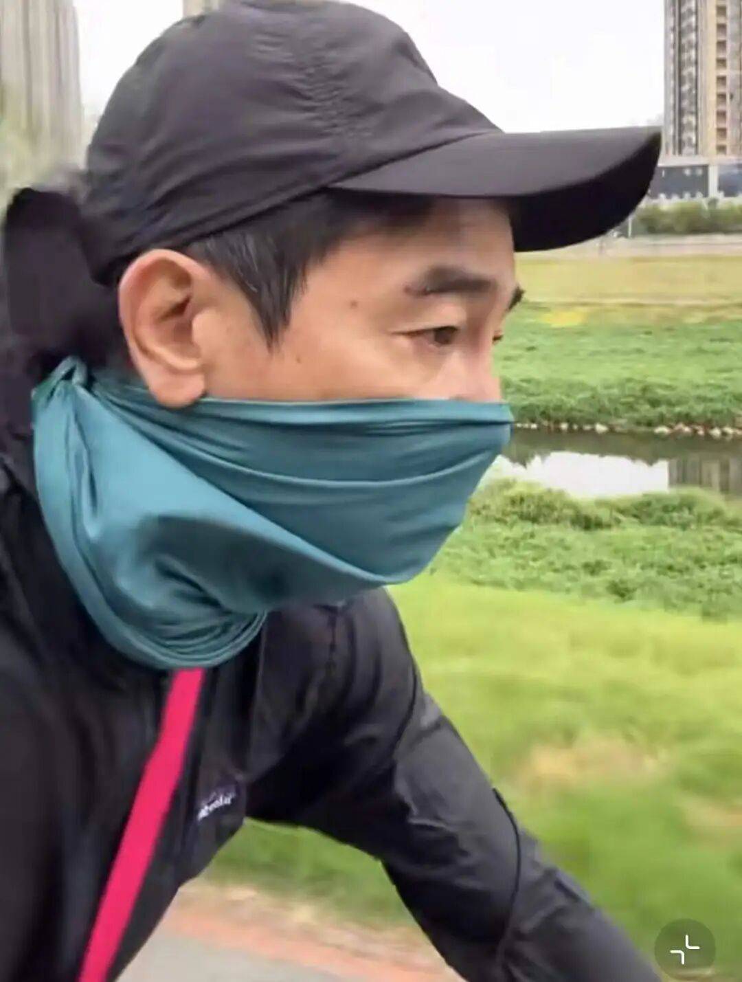 陈小春骑行蒙面装备严实，眉眼和儿子Jasper一模一样，网友：绝对是亲生的！