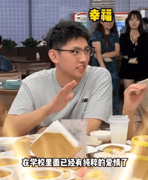 人气男星现身浙大！排队打菜、拼桌吃饭！你们食堂也太好吃了吧