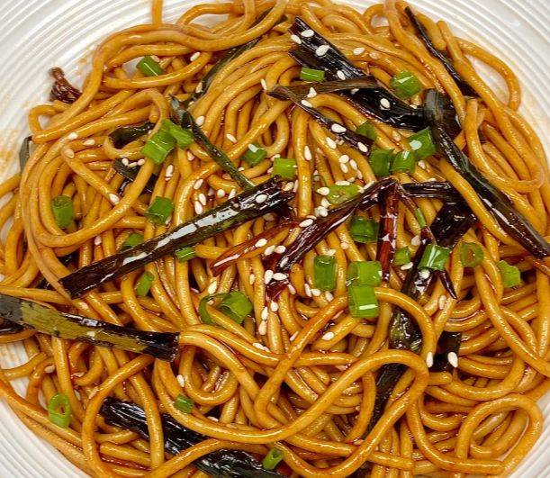 湖南风味葱油拌面：葱白葱绿慢熬香，酱汁裹面超入味