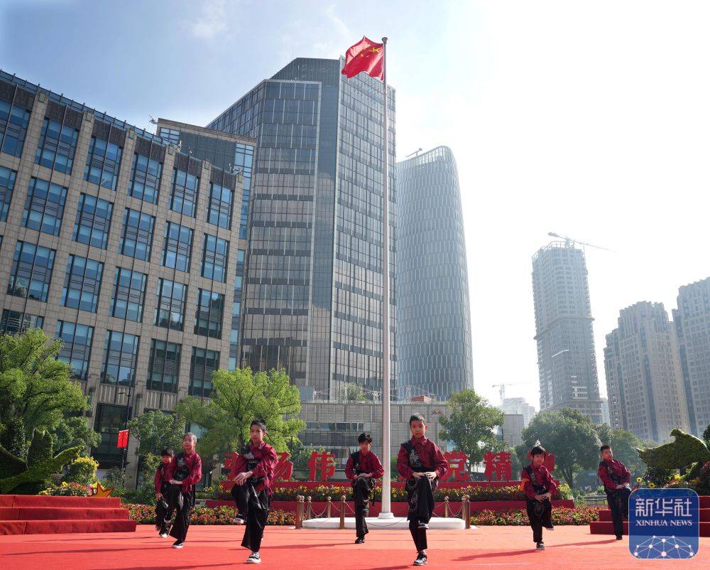 新华社：华诞共庆