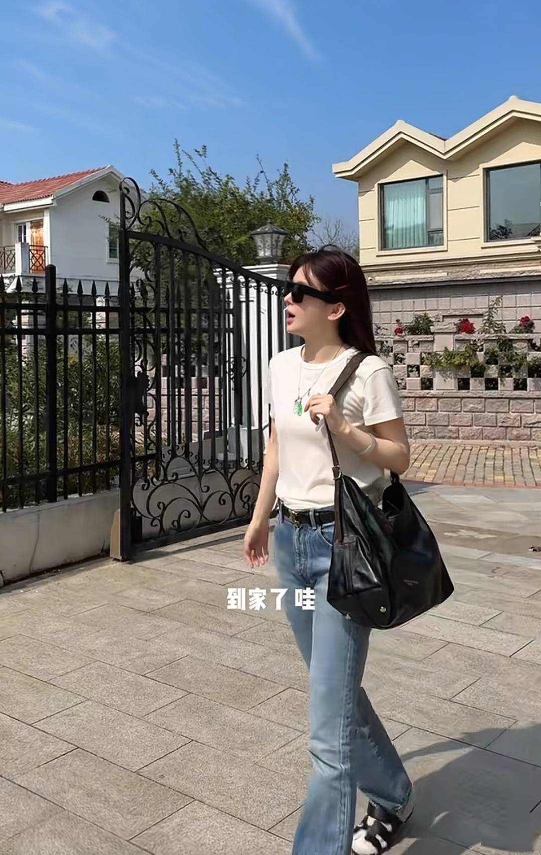 赵樱子国庆回烟台老家，晒给爸妈买的大别墅，还去乡下陪姥姥唱戏