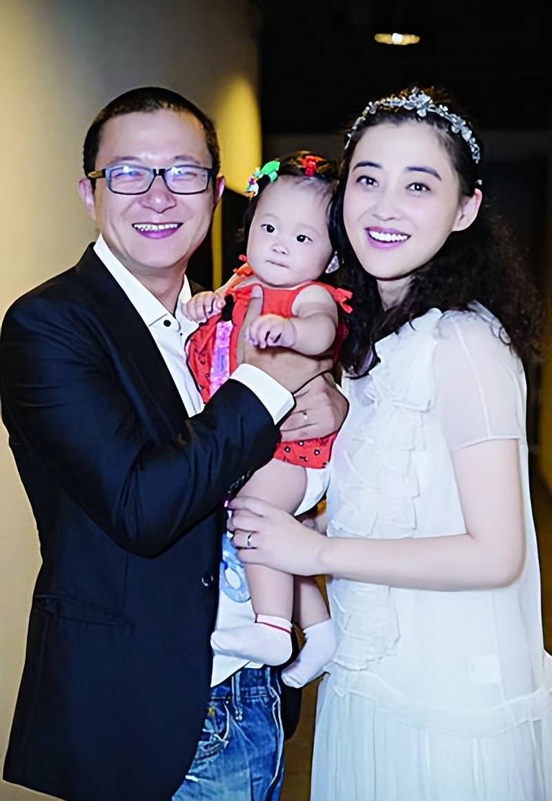 梅婷高调晒伦敦亲子照，儿女搂怀好温馨，快快长成小梅婷！