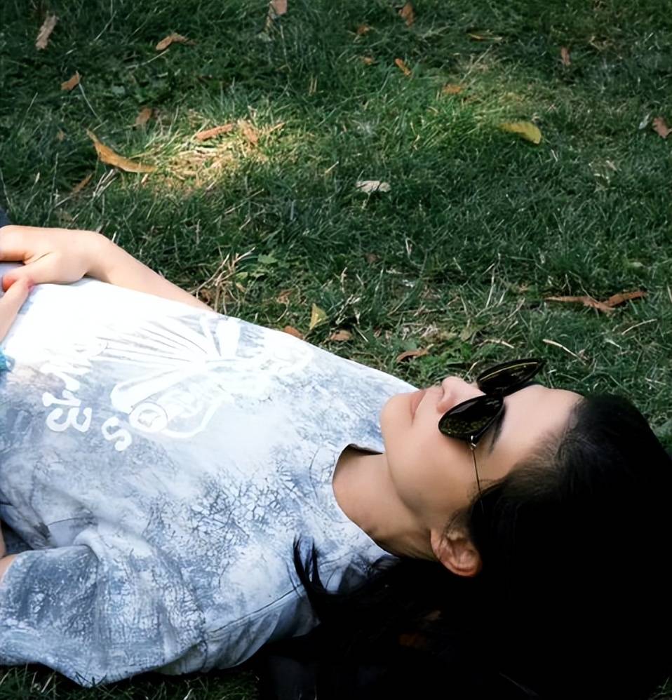 梅婷高调晒伦敦亲子照，儿女搂怀好温馨，快快长成小梅婷！