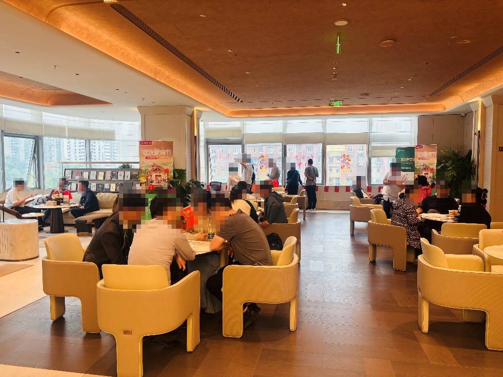 实探北京十一假期楼市：开发商花式促销送家电、推工抵房、减免物业费；有楼盘单天接待80组、卖六套房