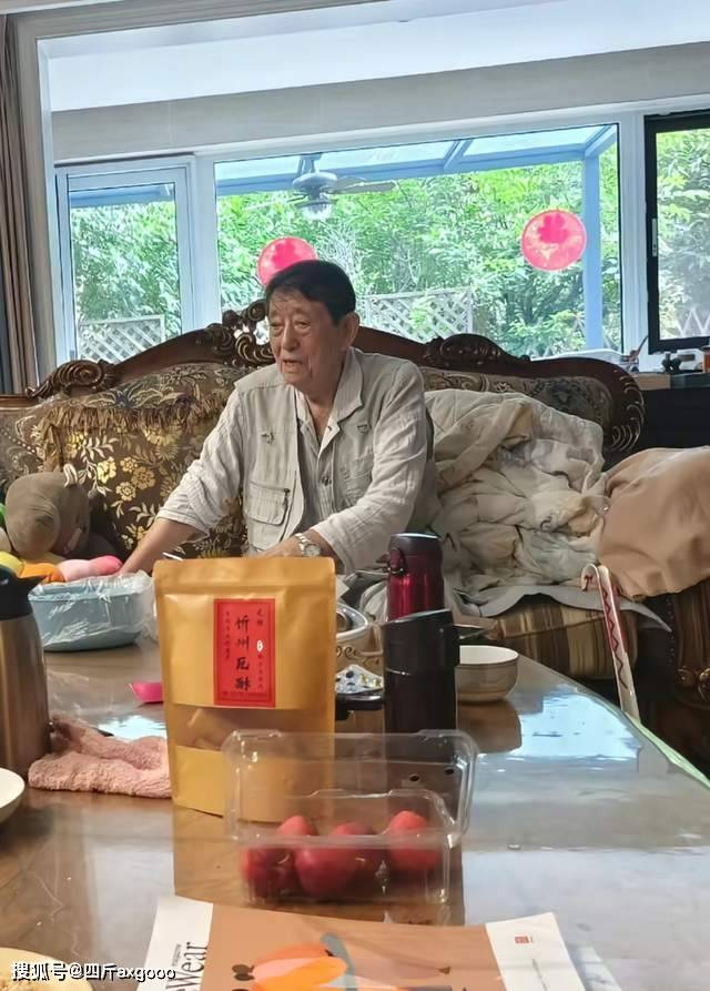 国家一级演员赵克明去世，5月在家吸氧画面曝光，手拿拐杖不离手