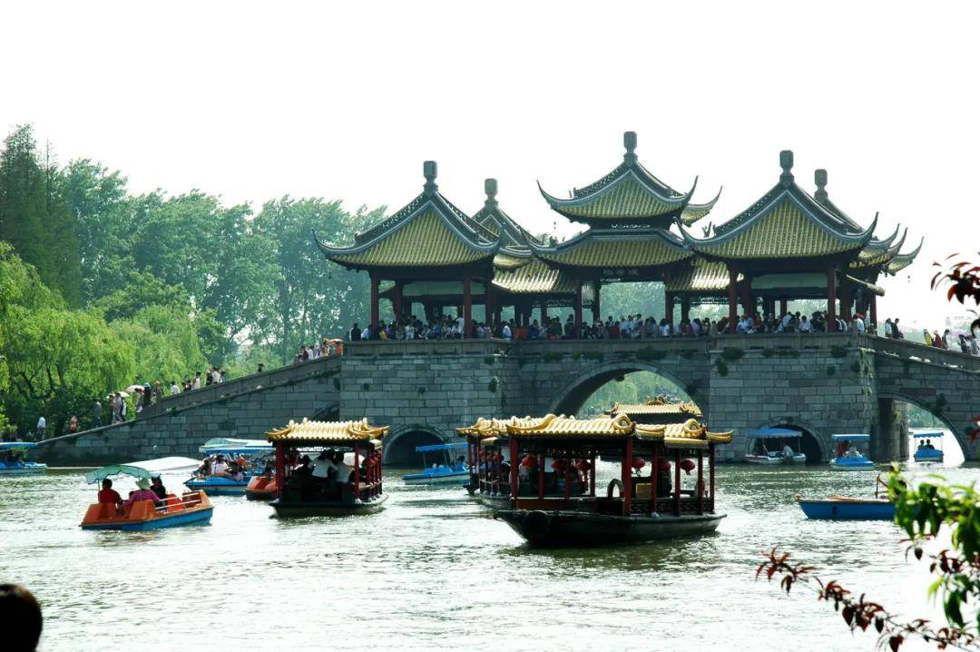 女导游携船娘闯关港交所，扬州瘦西湖能否靠摇橹船撑起IPO？