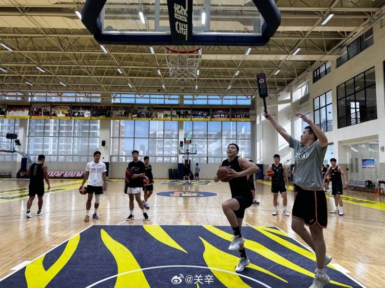 广东男篮备战全运会 赵睿穿北京队T恤和胡明轩同框