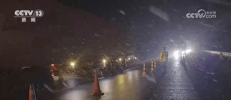 多地迎来大范围降雨降温天气 多部门联动保安全保畅通