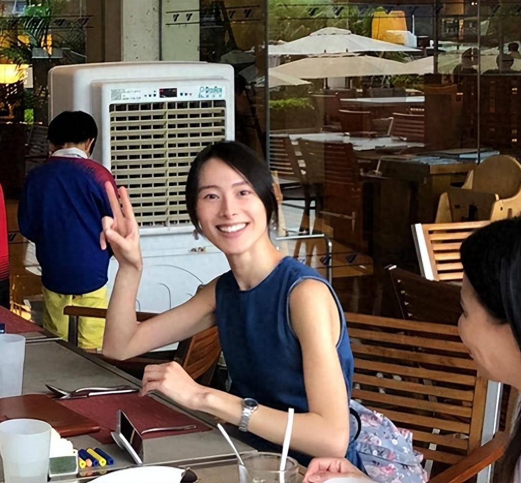 偶遇梁洛施和儿子逛商场，15岁李长治跟妈妈一样高，侧脸像李泽楷