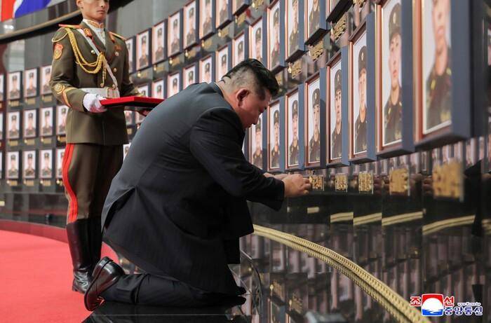 重赏援俄烈士，金正恩的用意很明确，朝鲜穷归穷，打仗是不怕死的