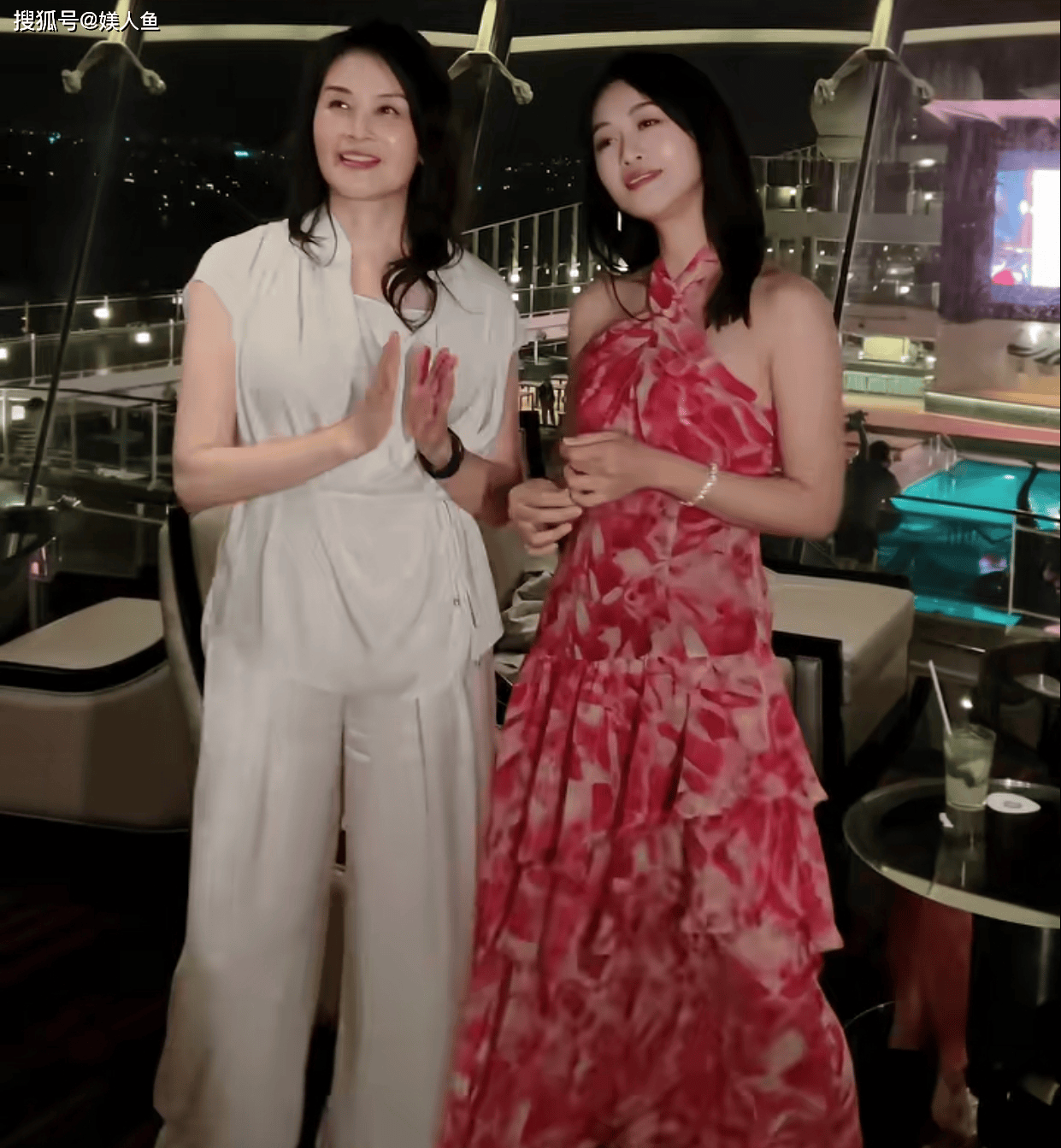 35岁蓝盈莹和妈妈同框似闺蜜，60岁妈妈年轻漂亮，二婚嫁亿万富豪