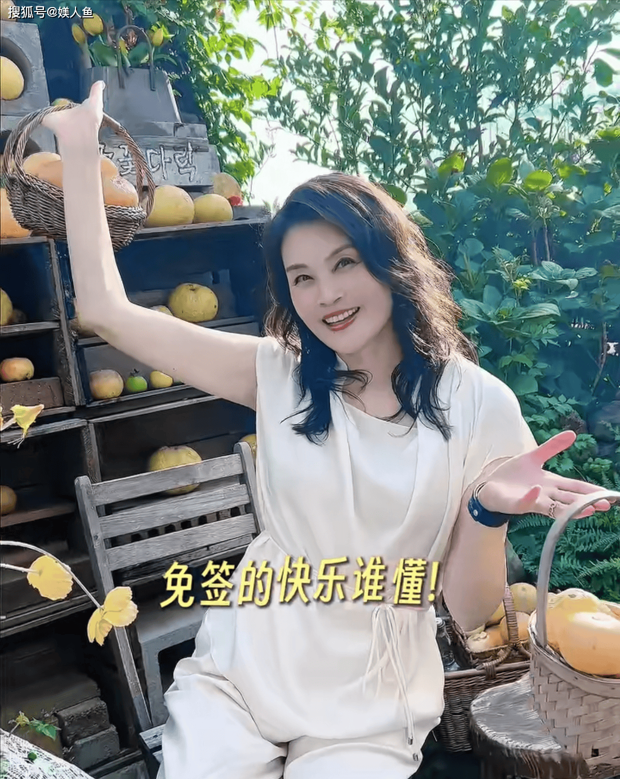 35岁蓝盈莹和妈妈同框似闺蜜，60岁妈妈年轻漂亮，二婚嫁亿万富豪