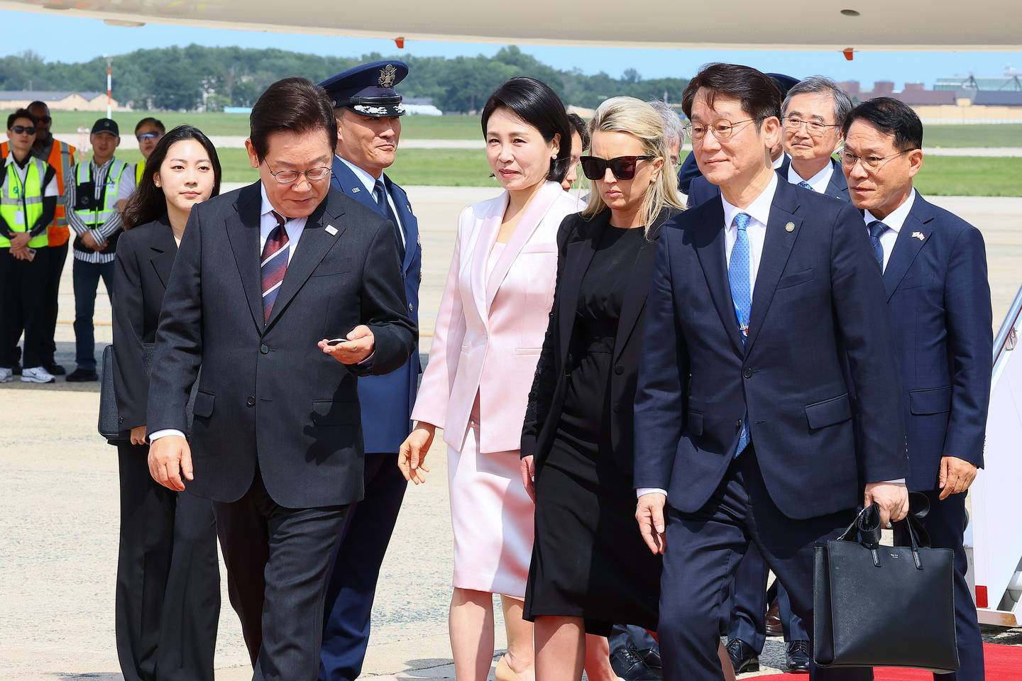 给了韩国机会不中用，自愿钻川普裤裆的李在明，不配看我们的阅兵