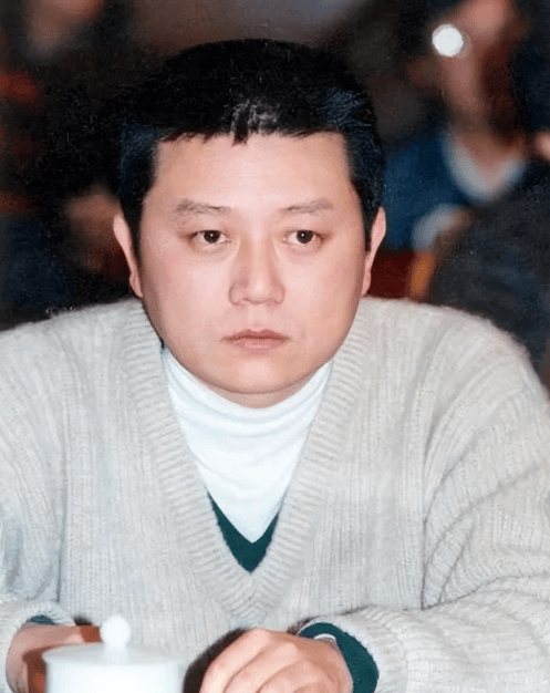 67岁王朔现状：满头白发撞脸李亚鹏，自称没有钱，靠朋友接济过活
