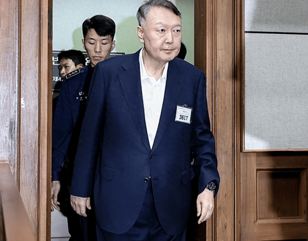 尹锡悦已经瘦到皮包骨，主动出庭却一言不发，这次怕要牢底坐穿