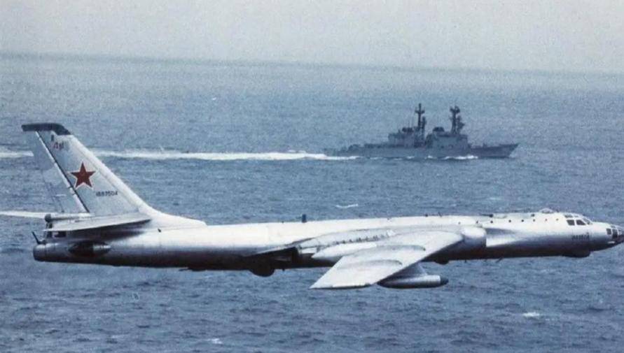 空军师长开70吨轰炸机，从美航母头顶呼啸而过，想再秀一次惨了