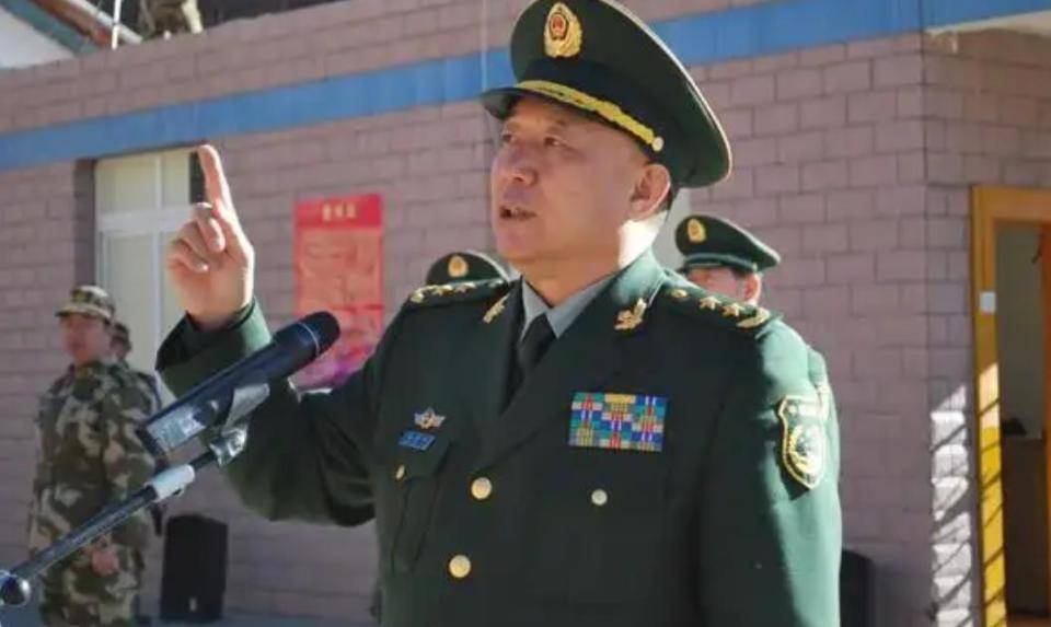 武警上将门前积雪无人抢着扫，邻居猜测，他可能要“出事”了