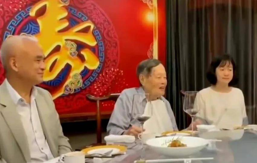 杨振宁因病逝世！刚过完103岁生日，最后一次亮相是为妻子庆生