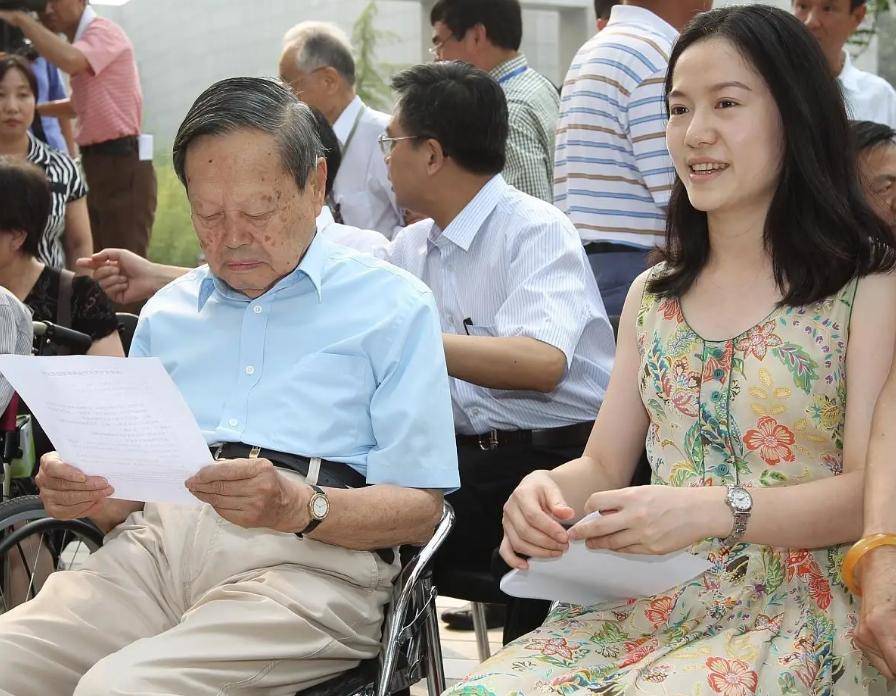 原创             没想到，杨振宁去世后，49岁妻子翁帆，竟因一个动作实现口碑暴涨