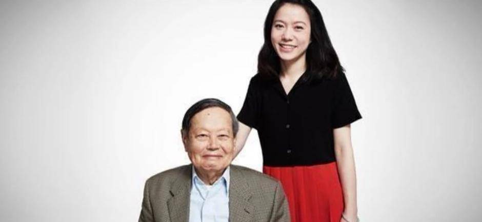 原创             没想到，杨振宁去世后，49岁妻子翁帆，竟因一个动作实现口碑暴涨