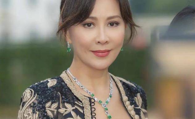 58岁刘嘉玲户外晨跑，穿紧身裤不遮臀部，网友：没一点老人样