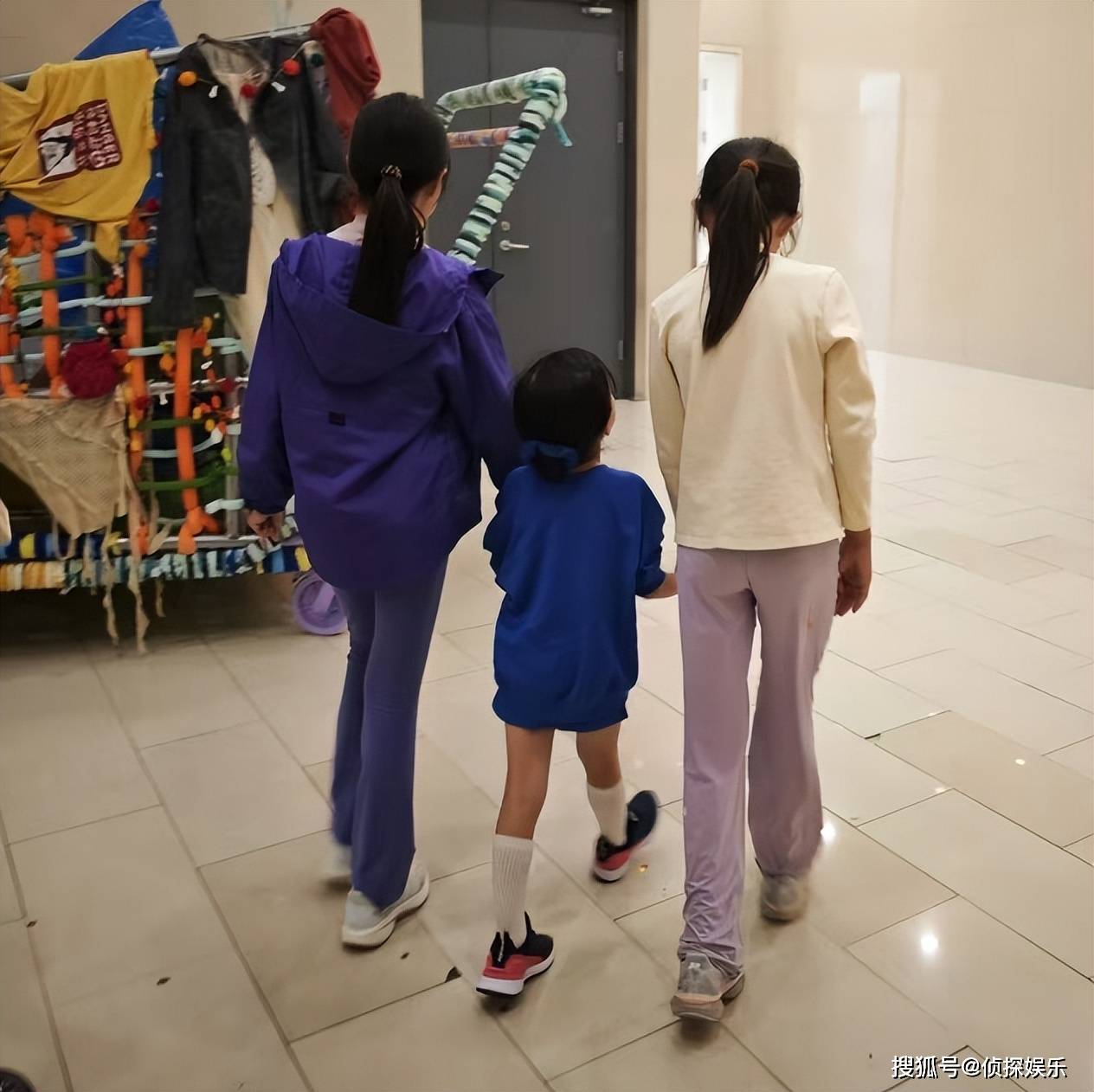张梓琳晒俩女儿近照，胖妹和妹妹遗传爸妈高个子，全家都是大长腿