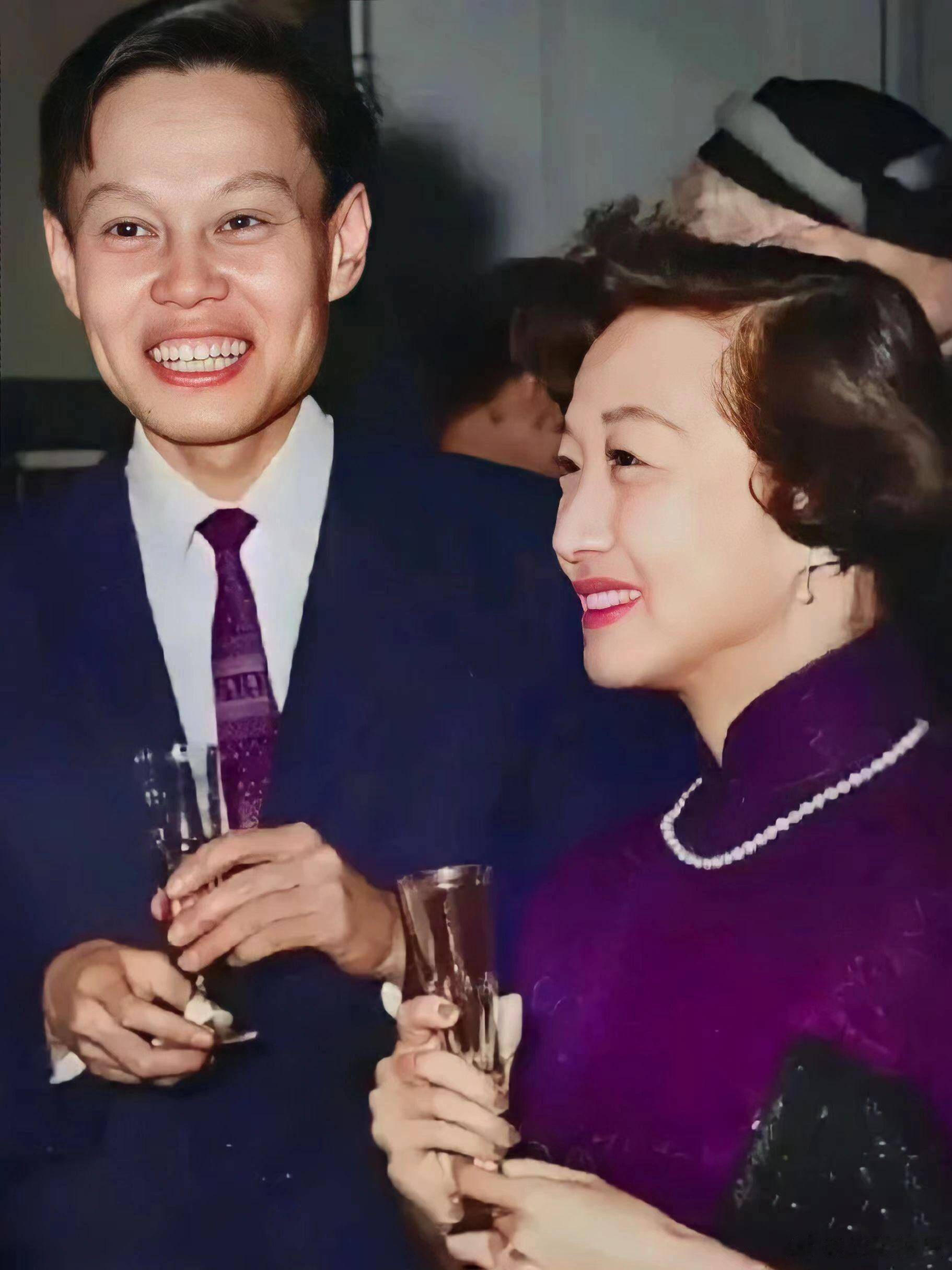 杨振宁葬礼，国旗盖遗体，离世前状态曝光，49岁的翁帆已再无遗憾