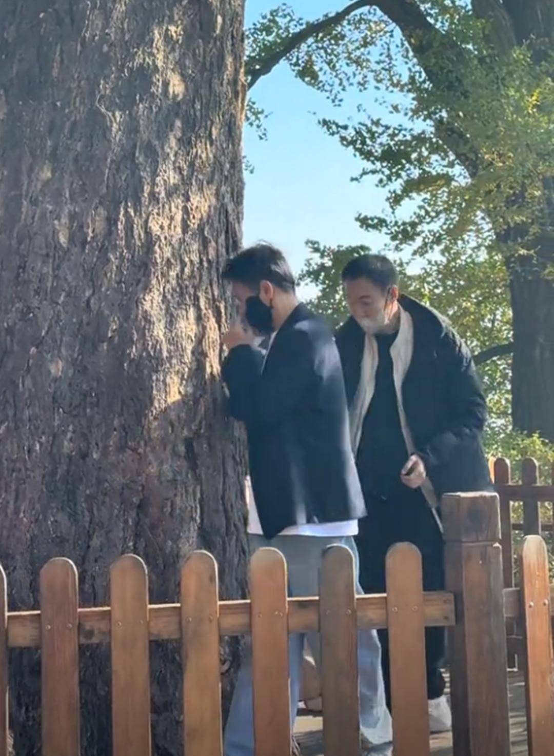 辛柏青吃饭被偶遇,瘦了老了破碎感太强,一旁李乃文不停给他夹菜