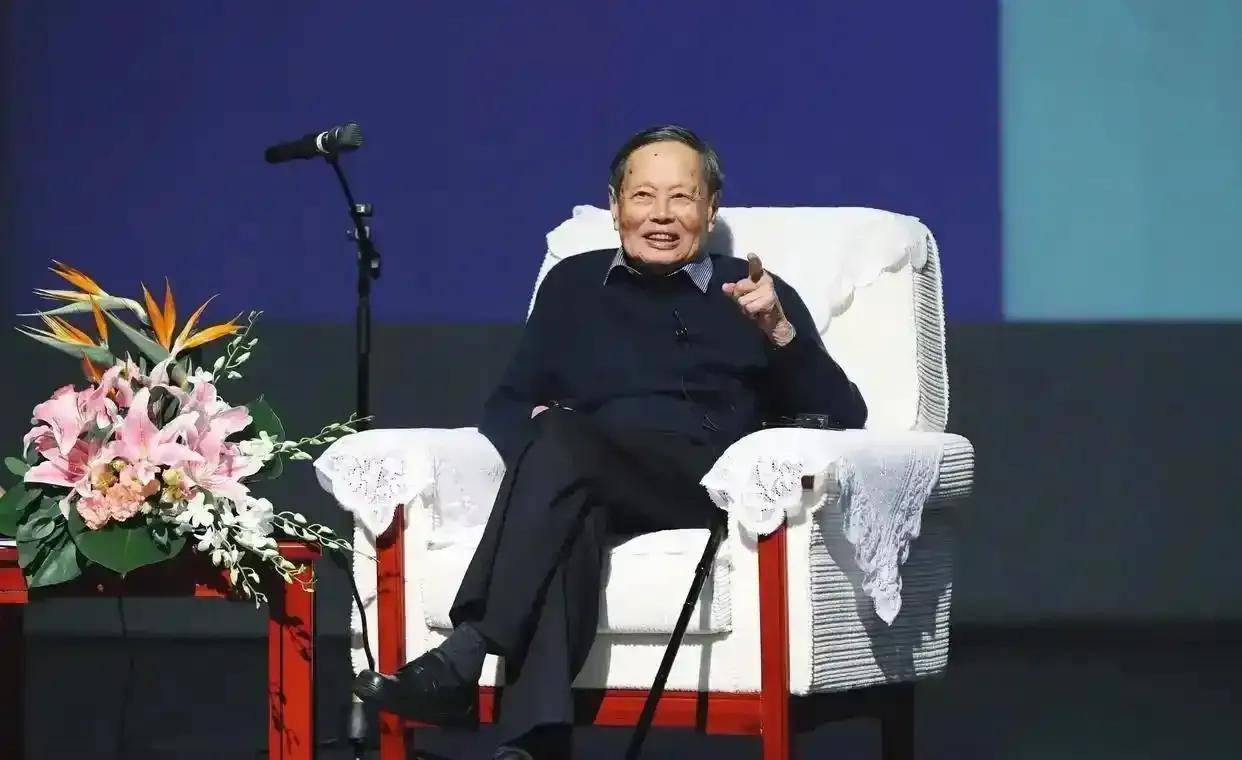 原创             翁帆现身告别式!穿素衣显憔悴,众人最关心:能否与邓稼先为邻