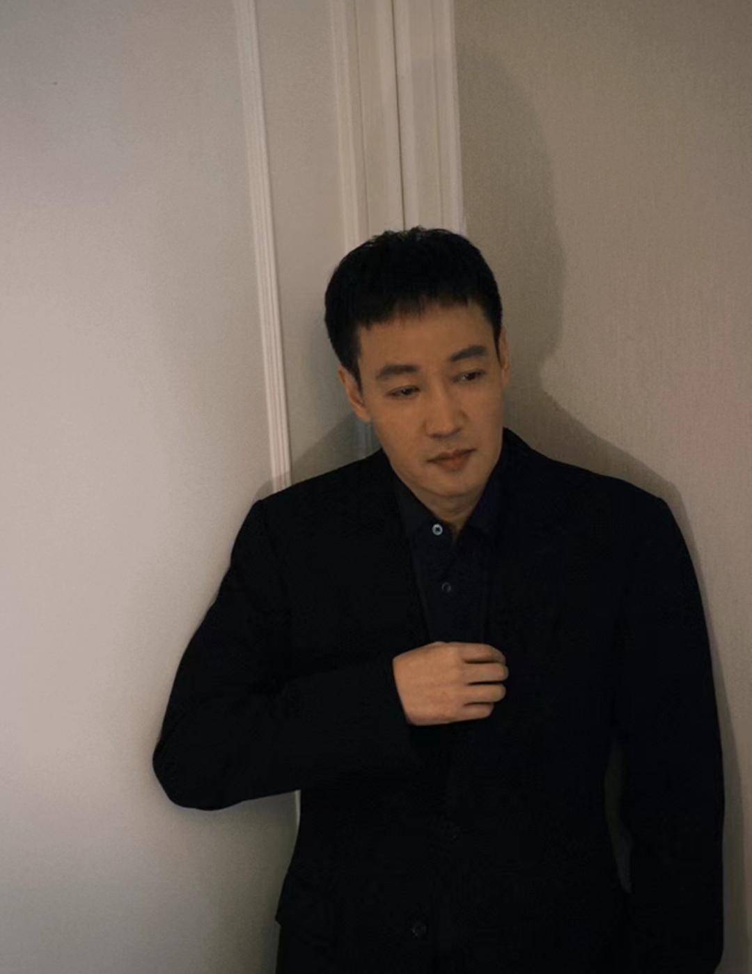 辛柏青吃饭被偶遇,瘦了老了破碎感太强,一旁李乃文不停给他夹菜