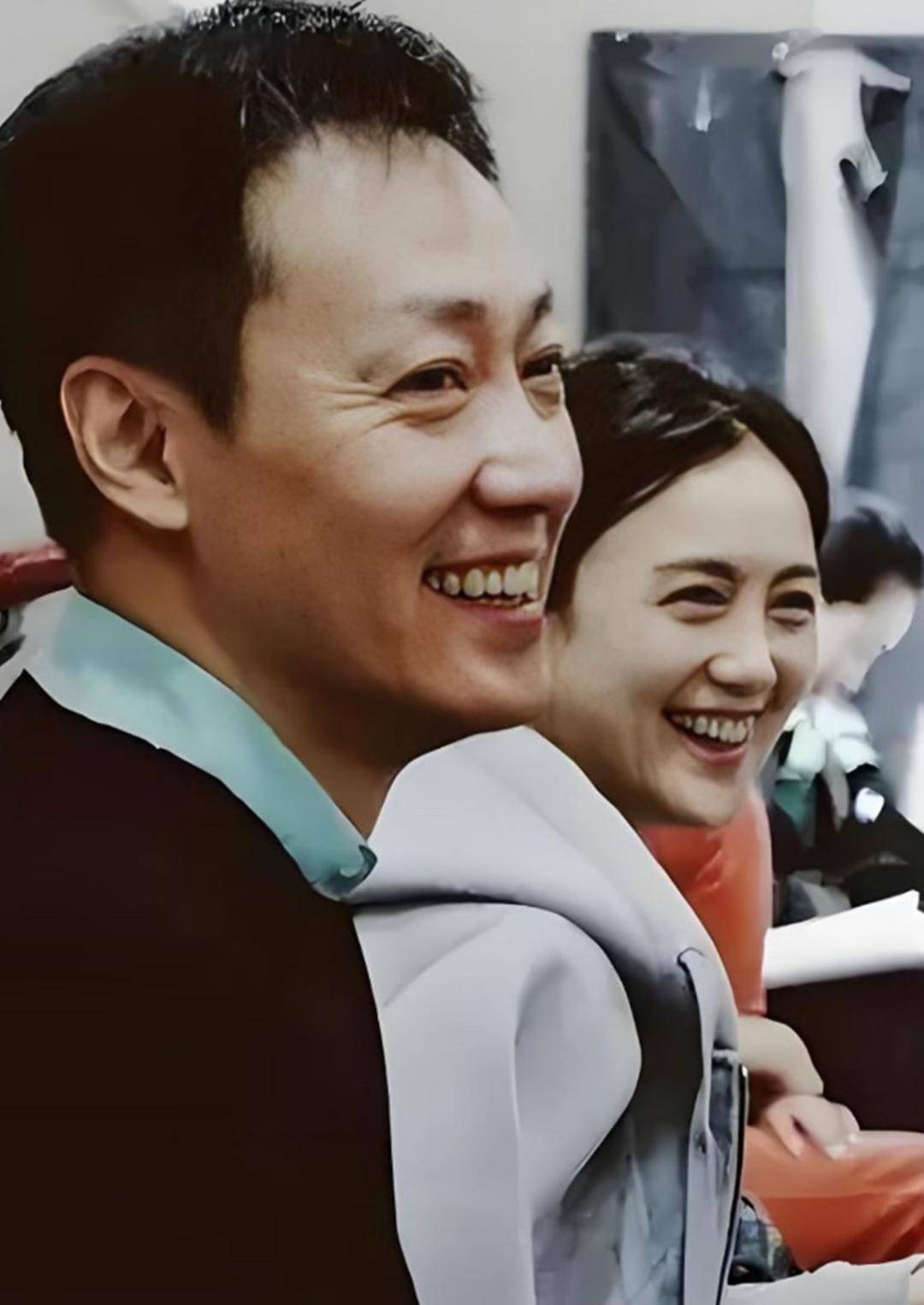 辛柏青吃饭被偶遇,瘦了老了破碎感太强,一旁李乃文不停给他夹菜