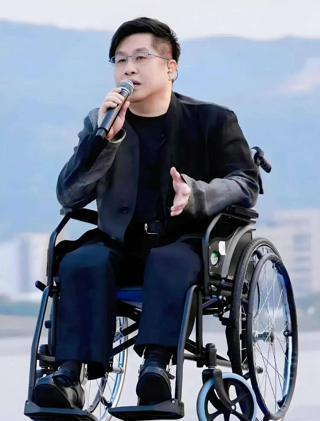 郑智化再次发文吐槽大陆机场,坦言心灰意冷萌生退意,评论区翻车